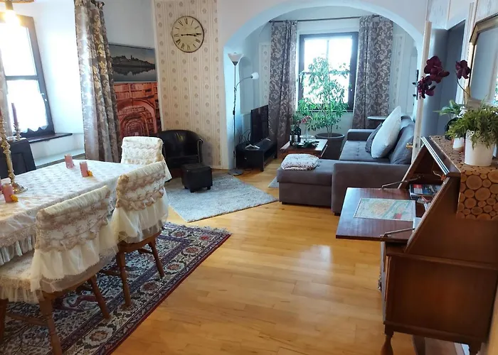 Schloss Weichs zu Regensburg mit 1-2Schlafzimmer Parkplatz Internet 60qm Zentrum