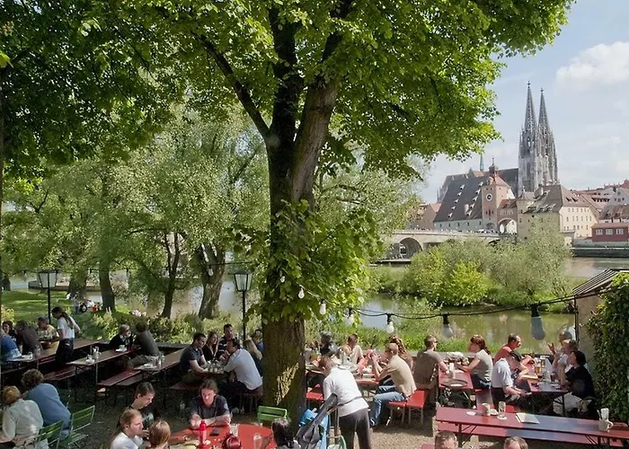Schloss Weichs zu Regensburg mit 1-2Schlafzimmer Parkplatz Internet 60qm Zentrum