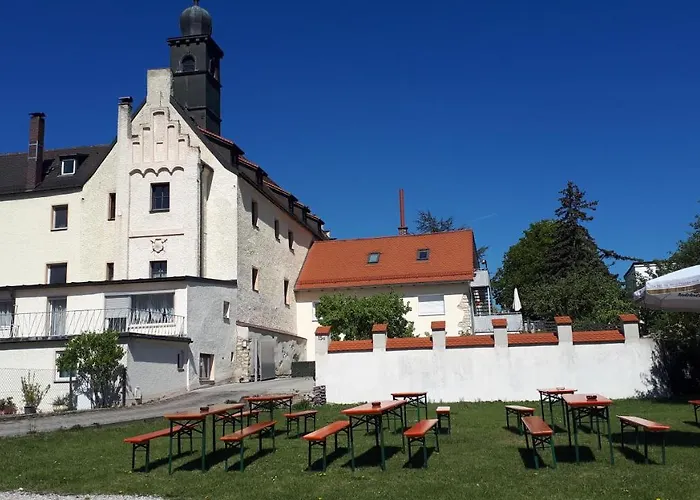 Schloss Weichs zu Regensburg mit 1-2Schlafzimmer Parkplatz Internet 60qm Zentrum